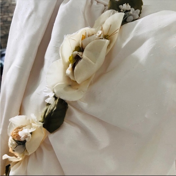 Vintage Ivory Pronovias Wedding Dress with rosette trim - Picture 9 of 12